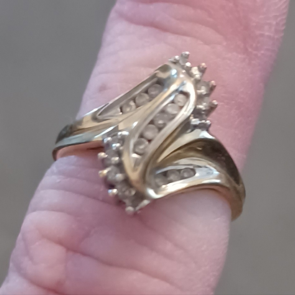 Ring with diamonds